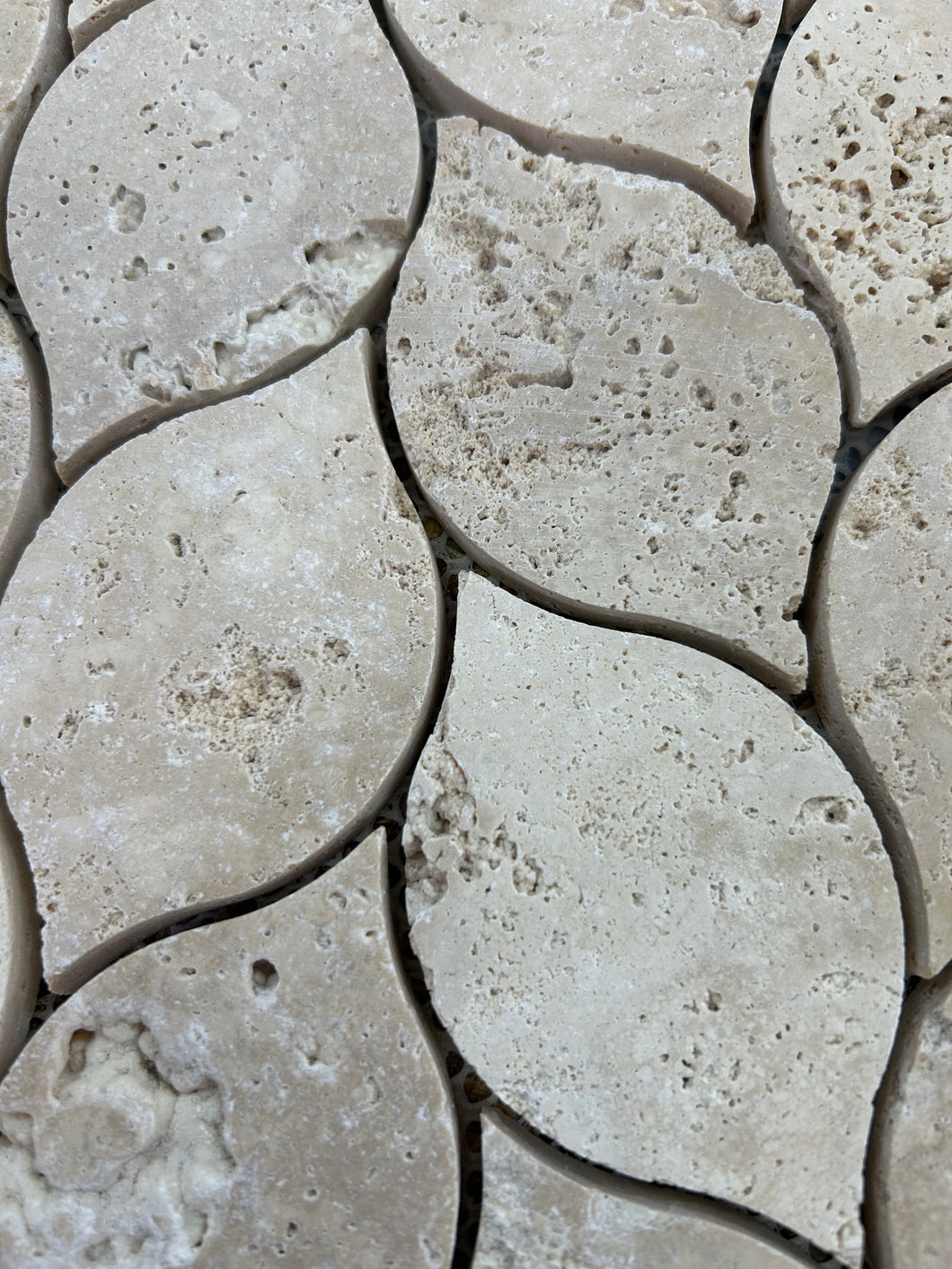 CLASSIC TRAVERTINE LEAF TUMBLED